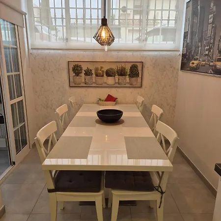 Luxurious Three Bedroom Duplex Close To Apartment *