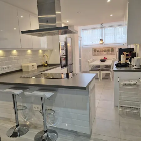 Luxurious Three Bedroom Duplex Close To Apartment